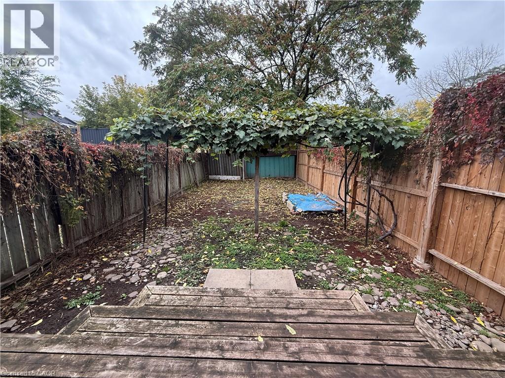 325 Catharine Street N Property Photo 35
