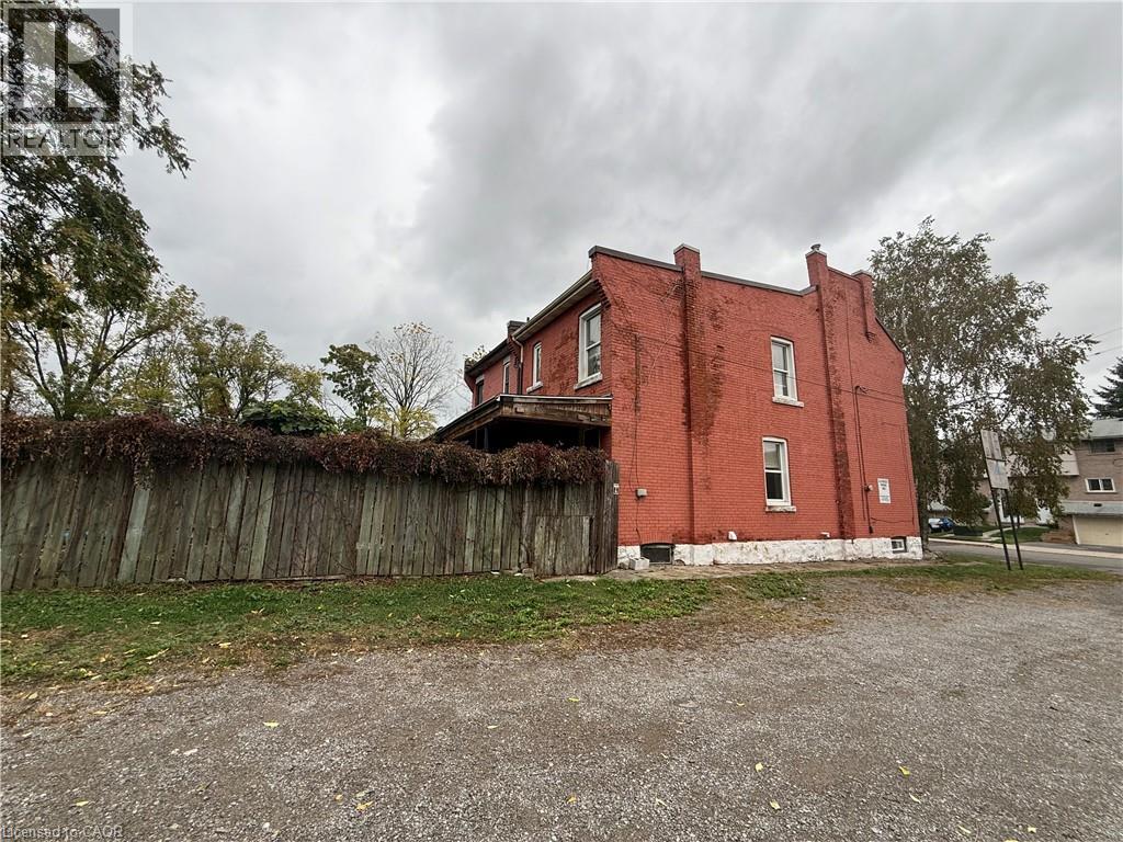 325 Catharine Street N Property Photo 37