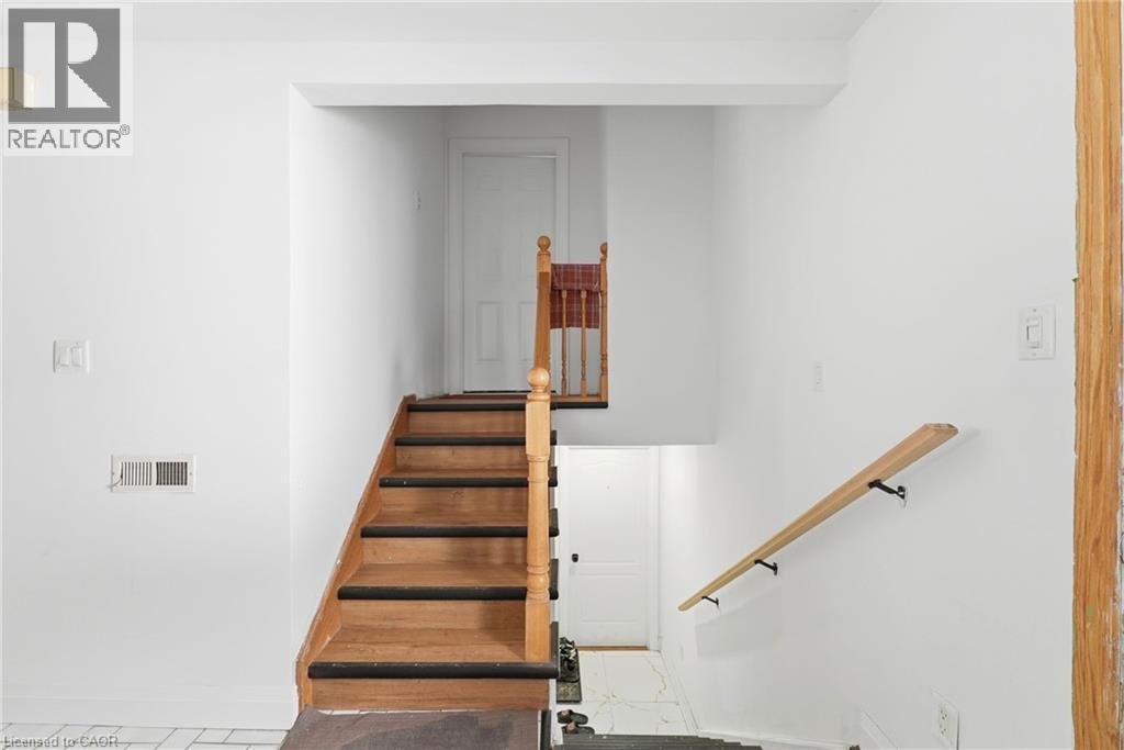 58 Tupper Crescent Unit# Upper Level Property Photo 8