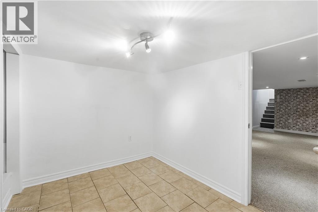 90 London Street N Property Photo 36