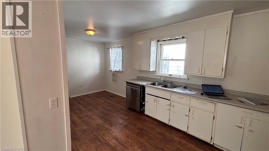 152 Kent Street N Property Photo 5