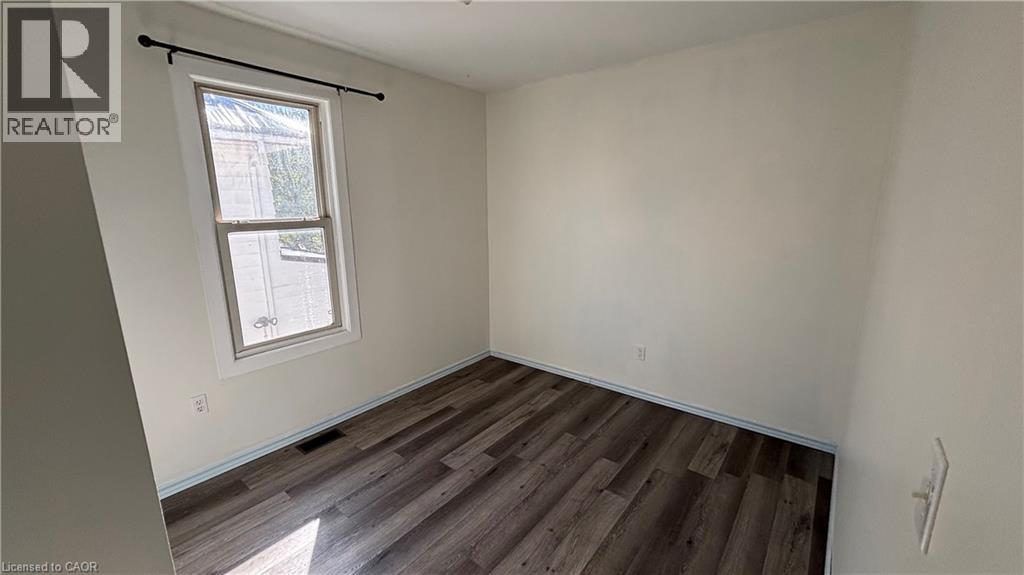 152 Kent Street N Property Photo 15
