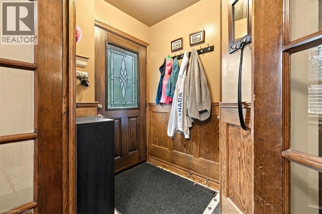 53 Picton Street W Property Photo 6