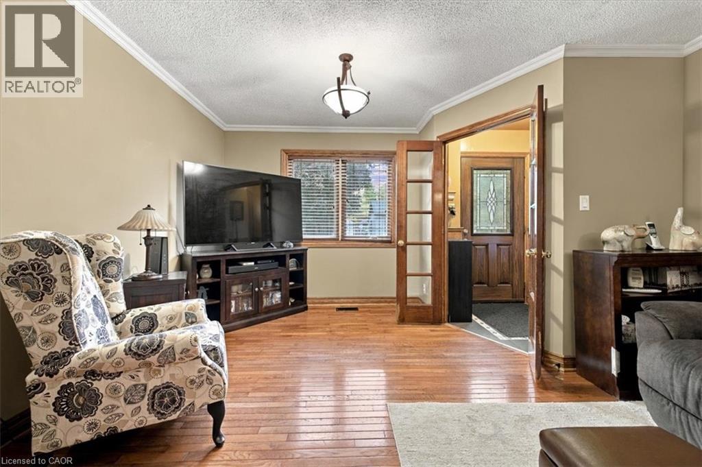 53 Picton Street W Property Photo 7
