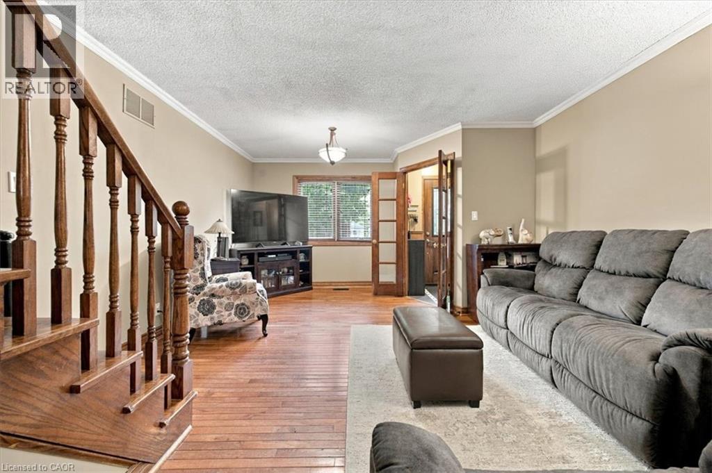 53 Picton Street W Property Photo 8