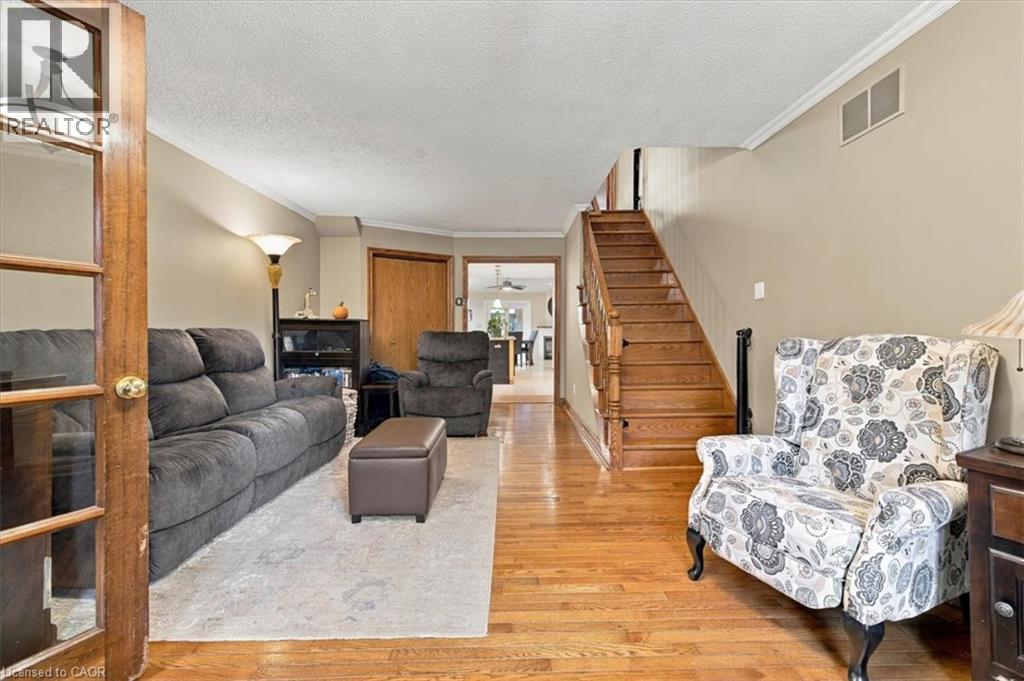 53 Picton Street W Property Photo 9