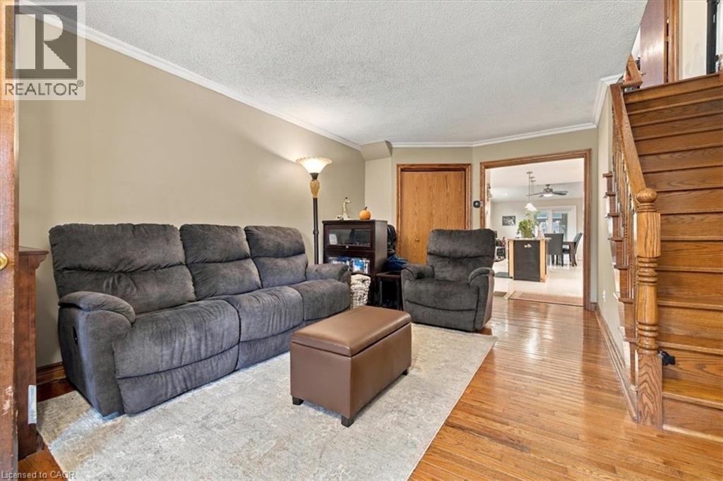 53 Picton Street W Property Photo 10