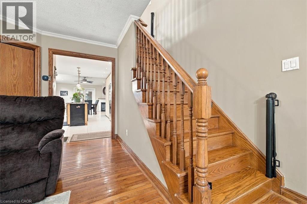 53 Picton Street W Property Photo 11
