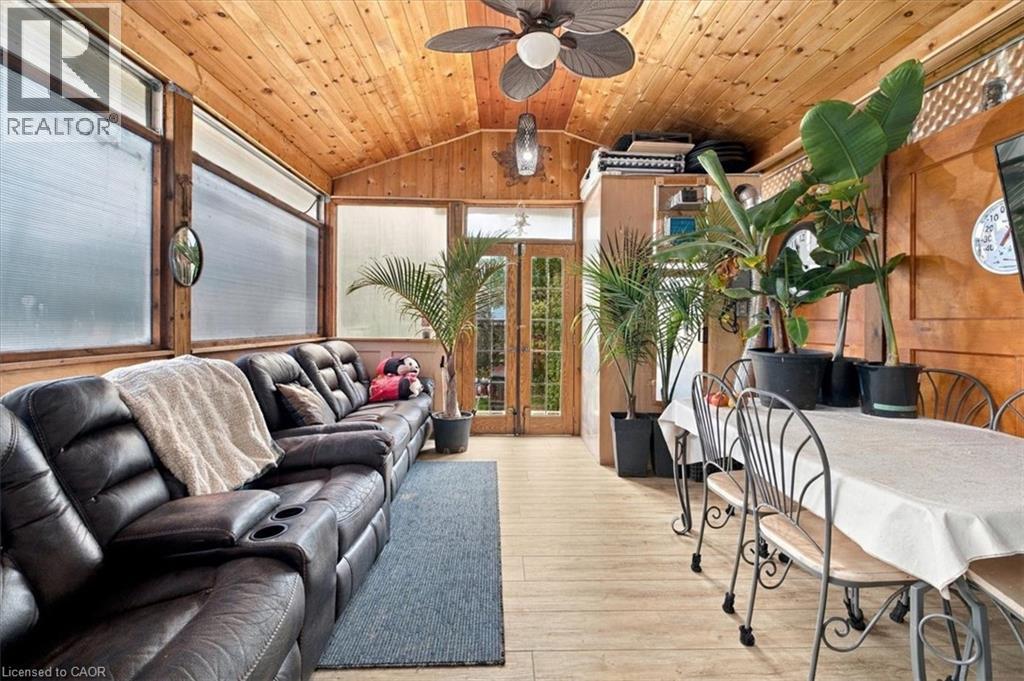53 Picton Street W Property Photo 20