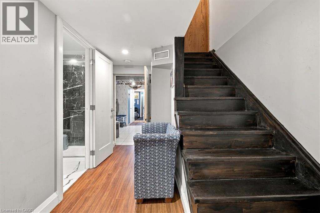 53 Picton Street W Property Photo 31