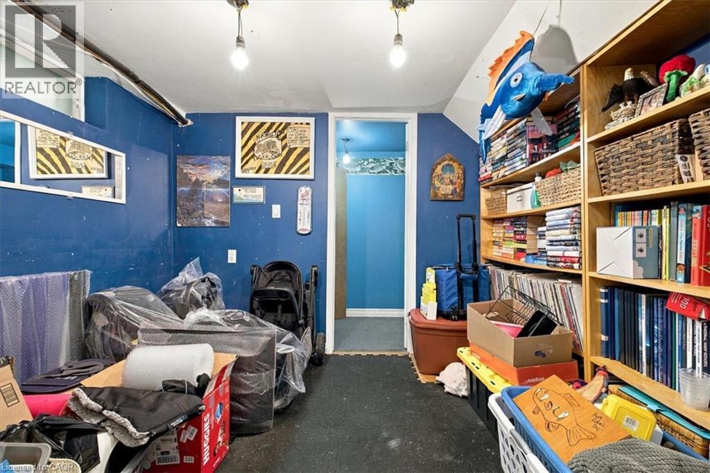 53 Picton Street W Property Photo 36