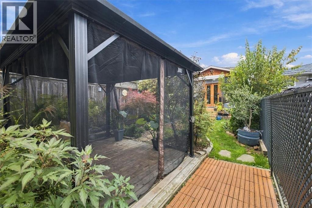 53 Picton Street W Property Photo 44