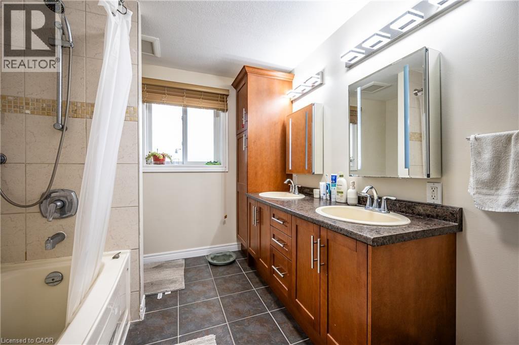 214 Misty Court Unit# Upper Property Photo 9