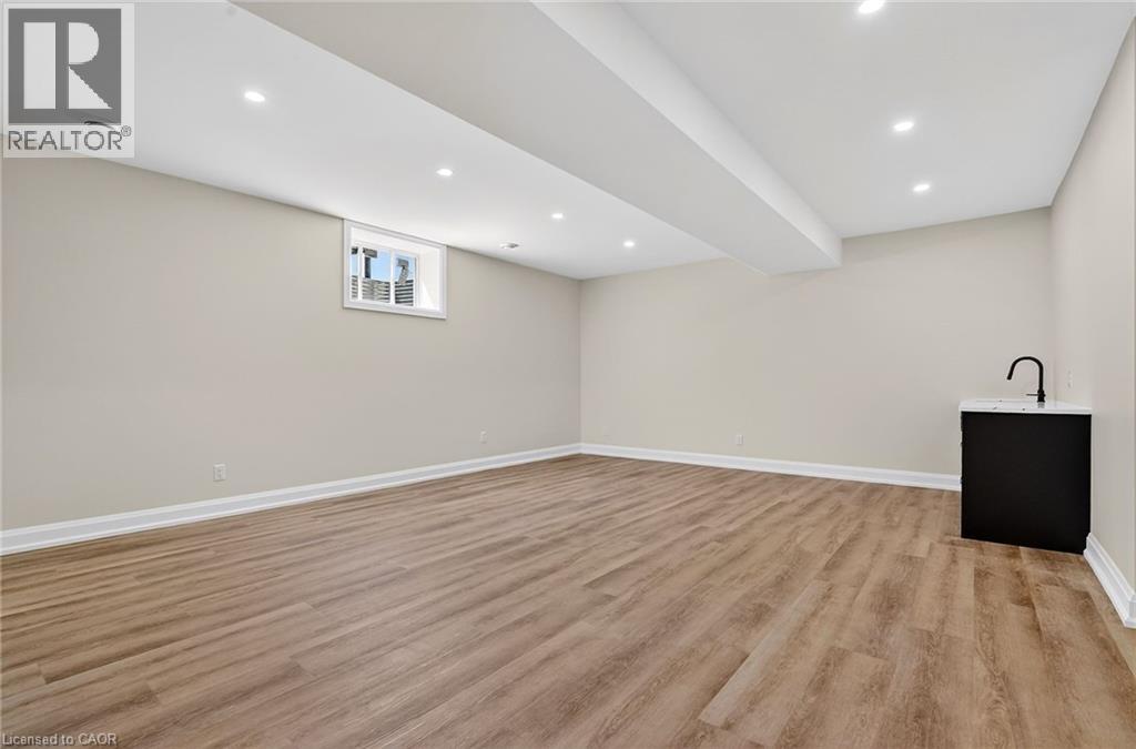 6192 Curlin Crescent Property Photo 35
