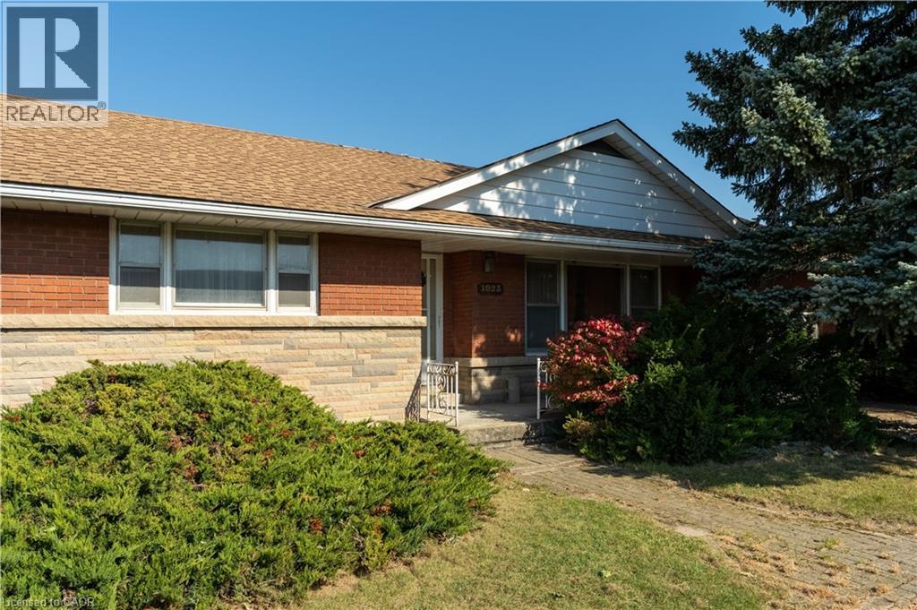 1023 North Service Road Property Photo 7
