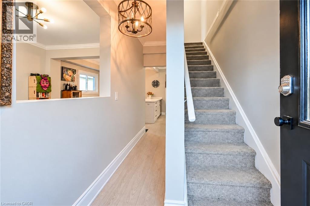 218 Catharine Street N Property Photo 6