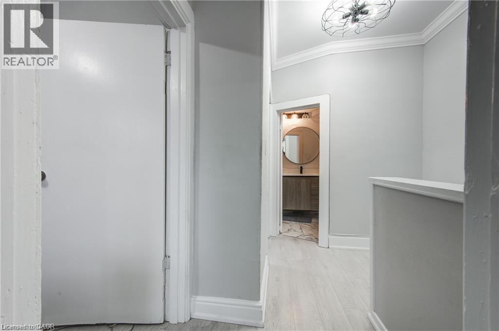218 Catharine Street N Property Photo 18