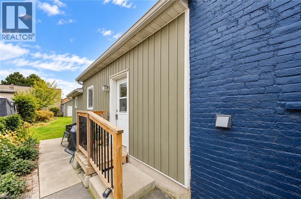 218 Catharine Street N Property Photo 23