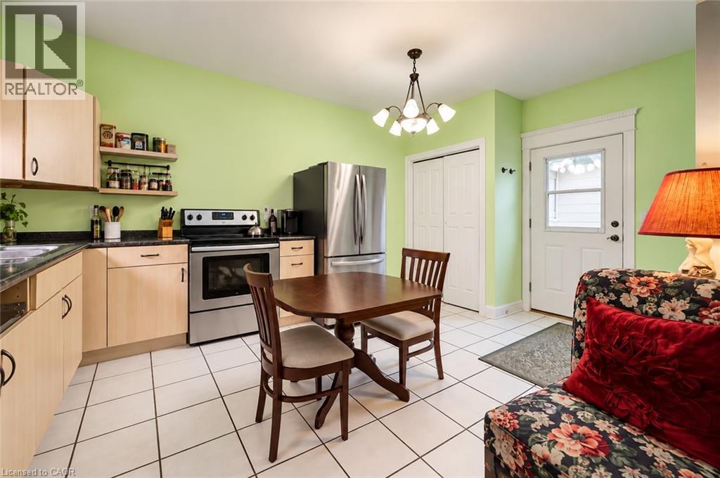 218 Catharine Street N Property Photo 25