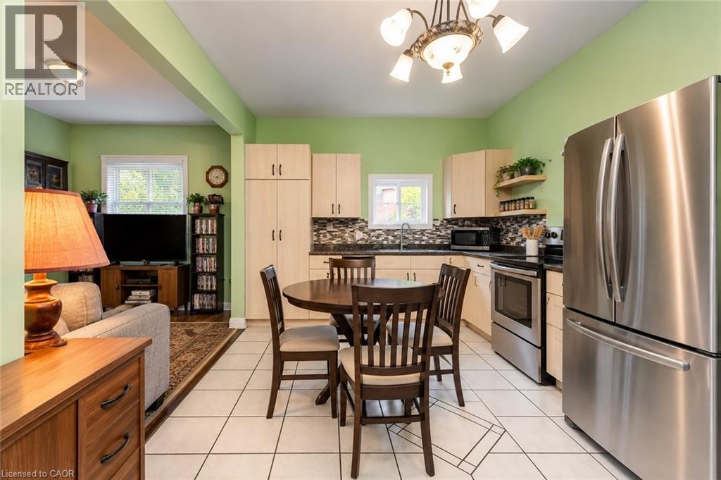 218 Catharine Street N Property Photo 27