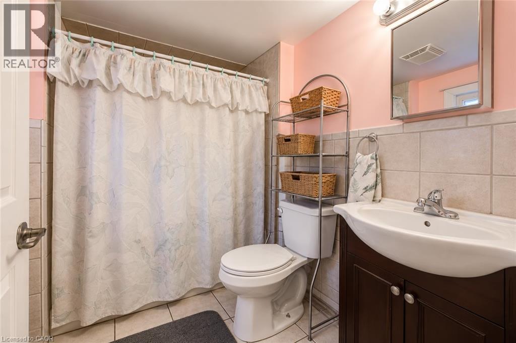 218 Catharine Street N Property Photo 31