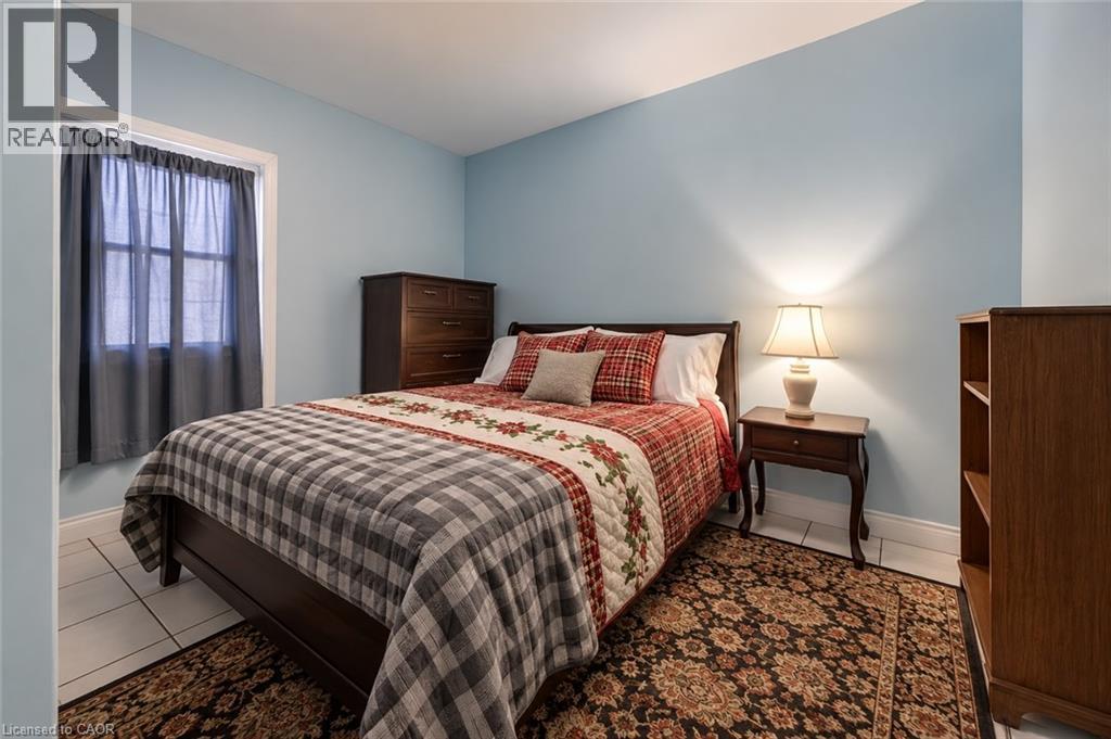 218 Catharine Street N Property Photo 32