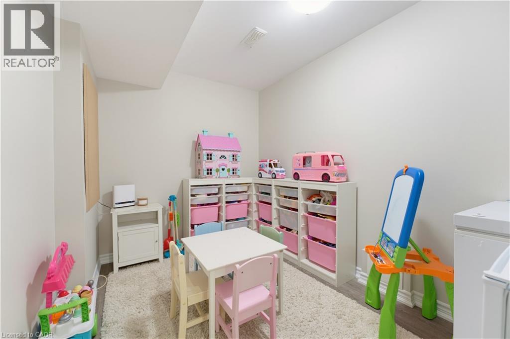 739 Banks Crescent Property Photo 26