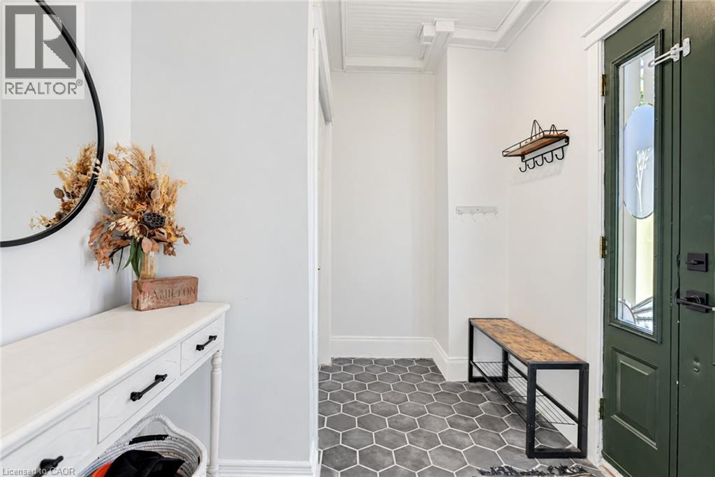 175 Rosslyn Avenue S Property Photo 6