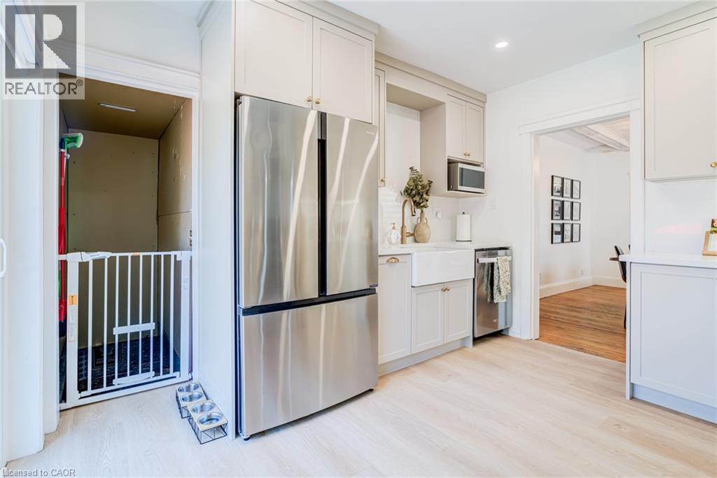 175 Rosslyn Avenue S Property Photo 18