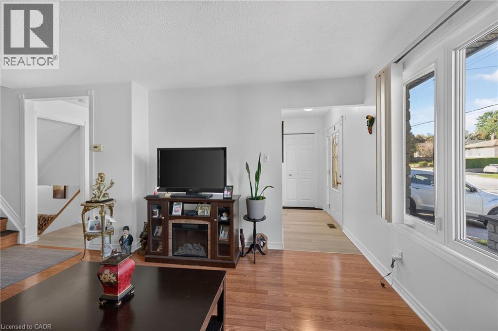 411 Queen Victoria Drive Property Photo 11