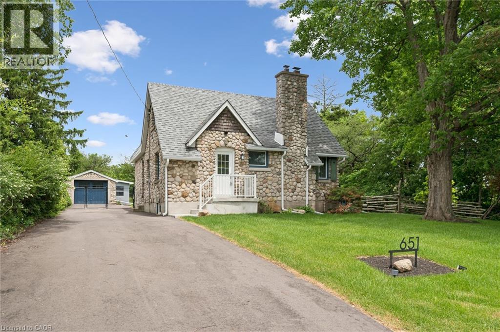 651 Dundas Street S Property Photo 2