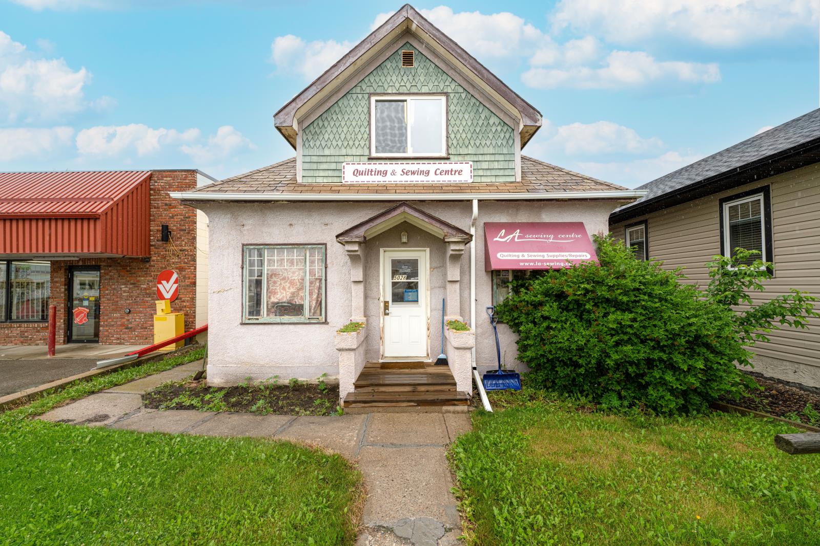 5028 50 Avenue Property Photo 1
