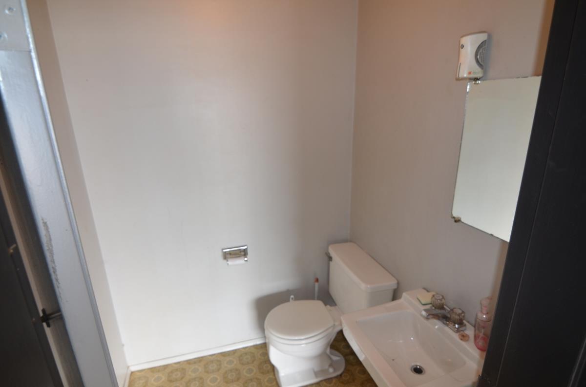 5018 52 Ave Property Photo 11