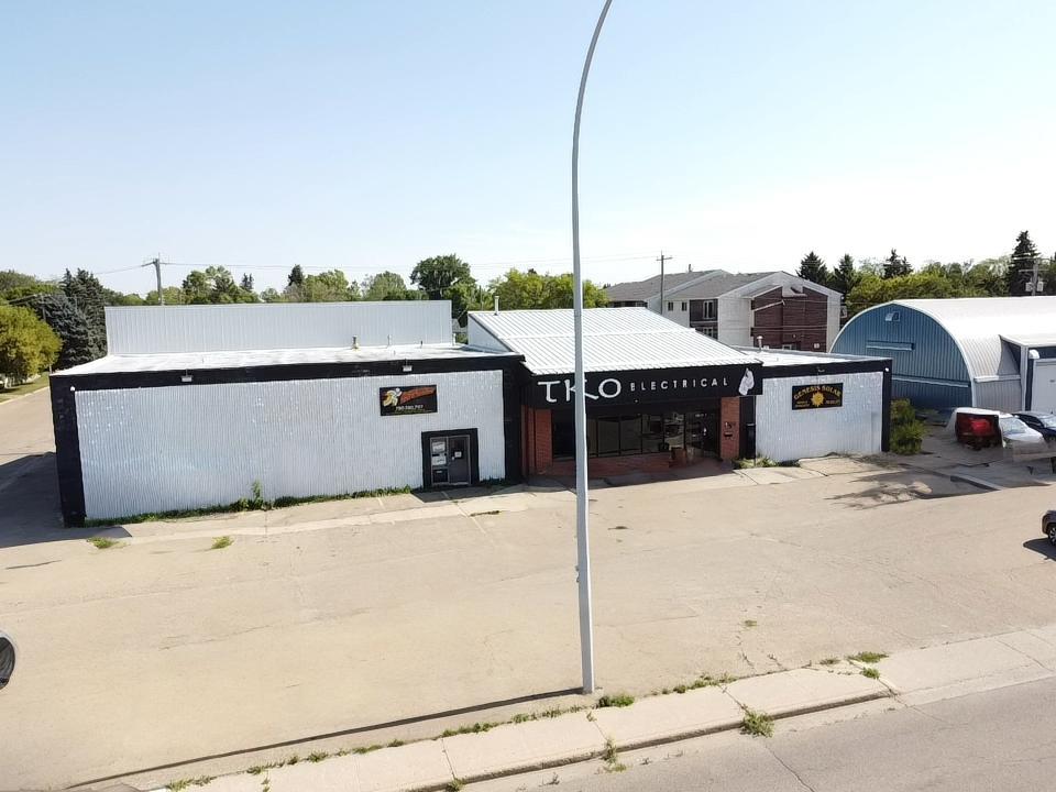 5305 49 Street Property Photo 2