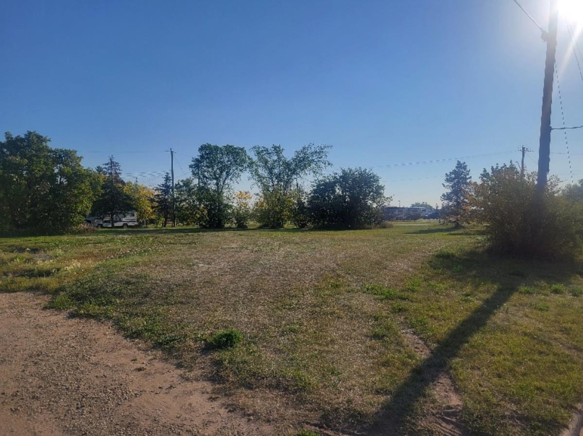 4804 51 Ave Property Photo 2