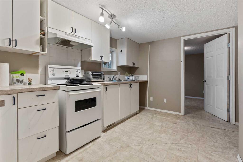 2 Railway Avenue N Property Photo 37