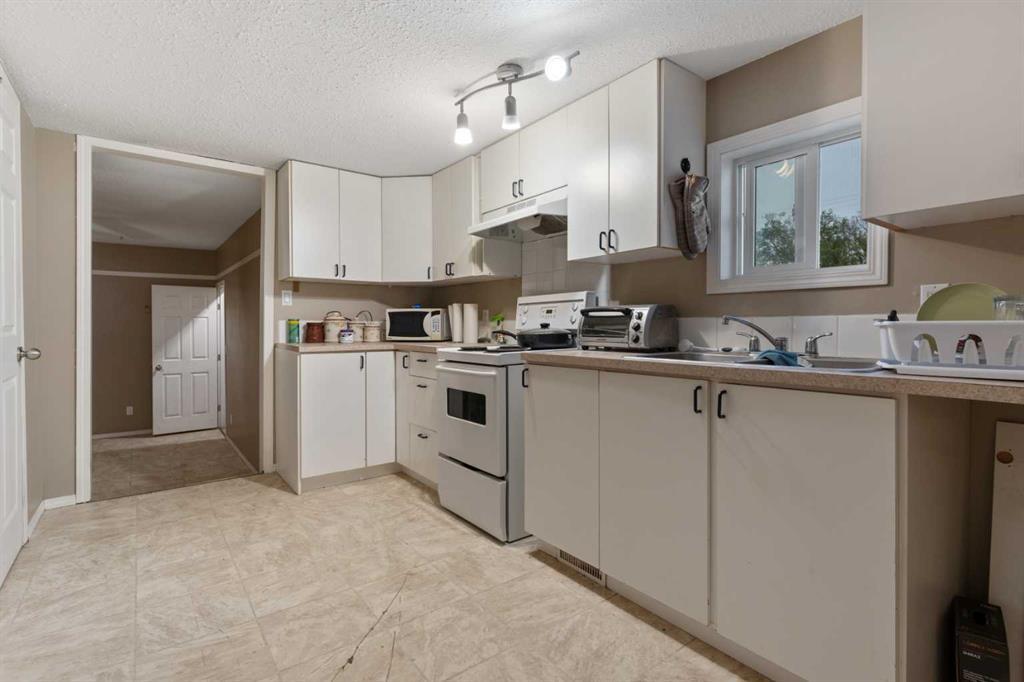 2 Railway Avenue N Property Photo 38