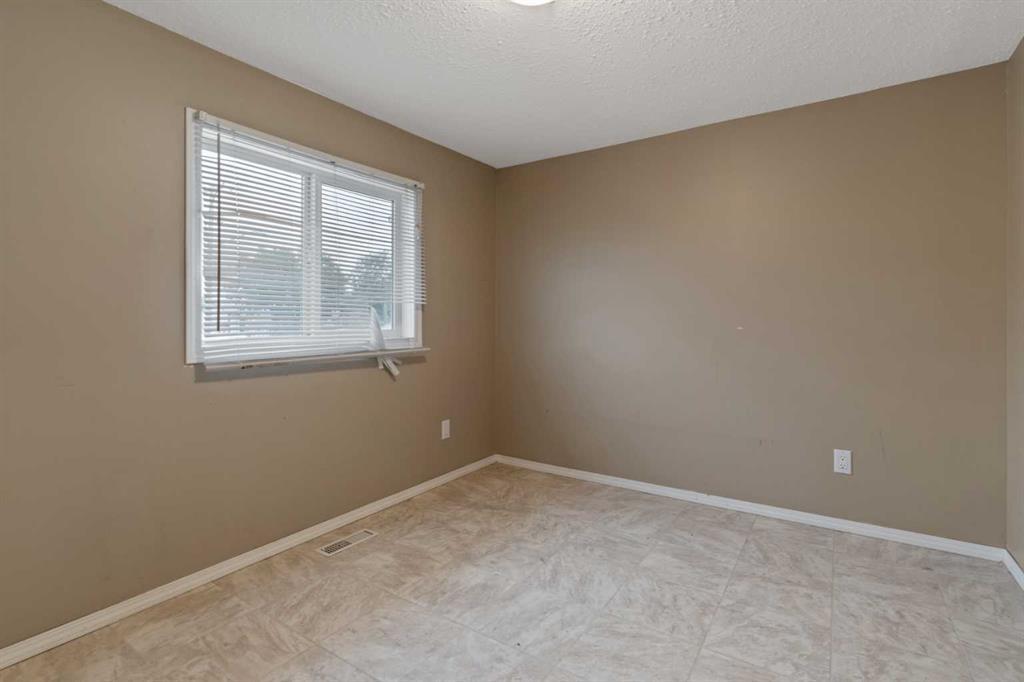 2 Railway Avenue N Property Photo 42
