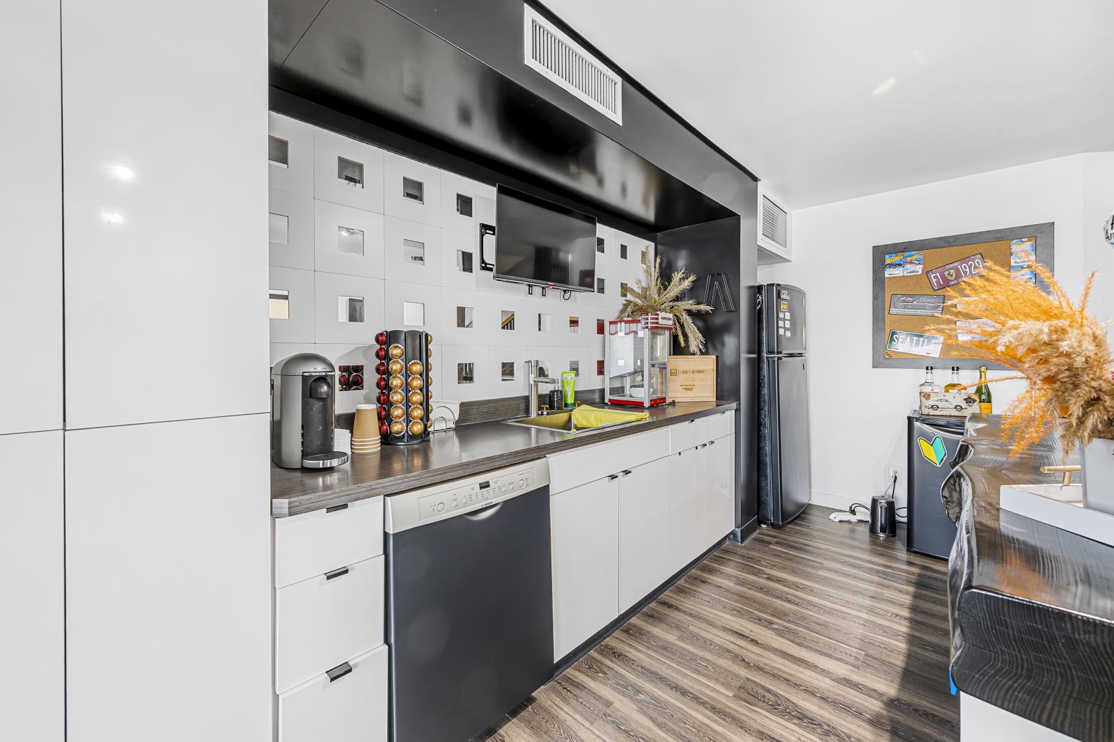 Unit 1, Unit 2, Unit 8 Property Photo 11