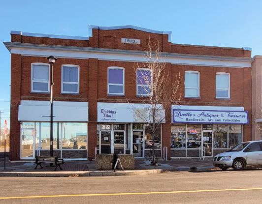 5127 - 50 Street Property Photo 1