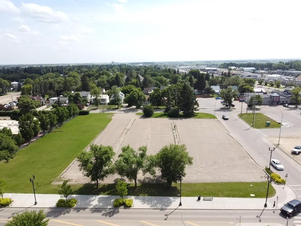 4911 55a St Property Photo 5