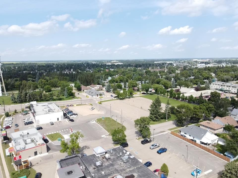 4911 55a St Property Photo 14