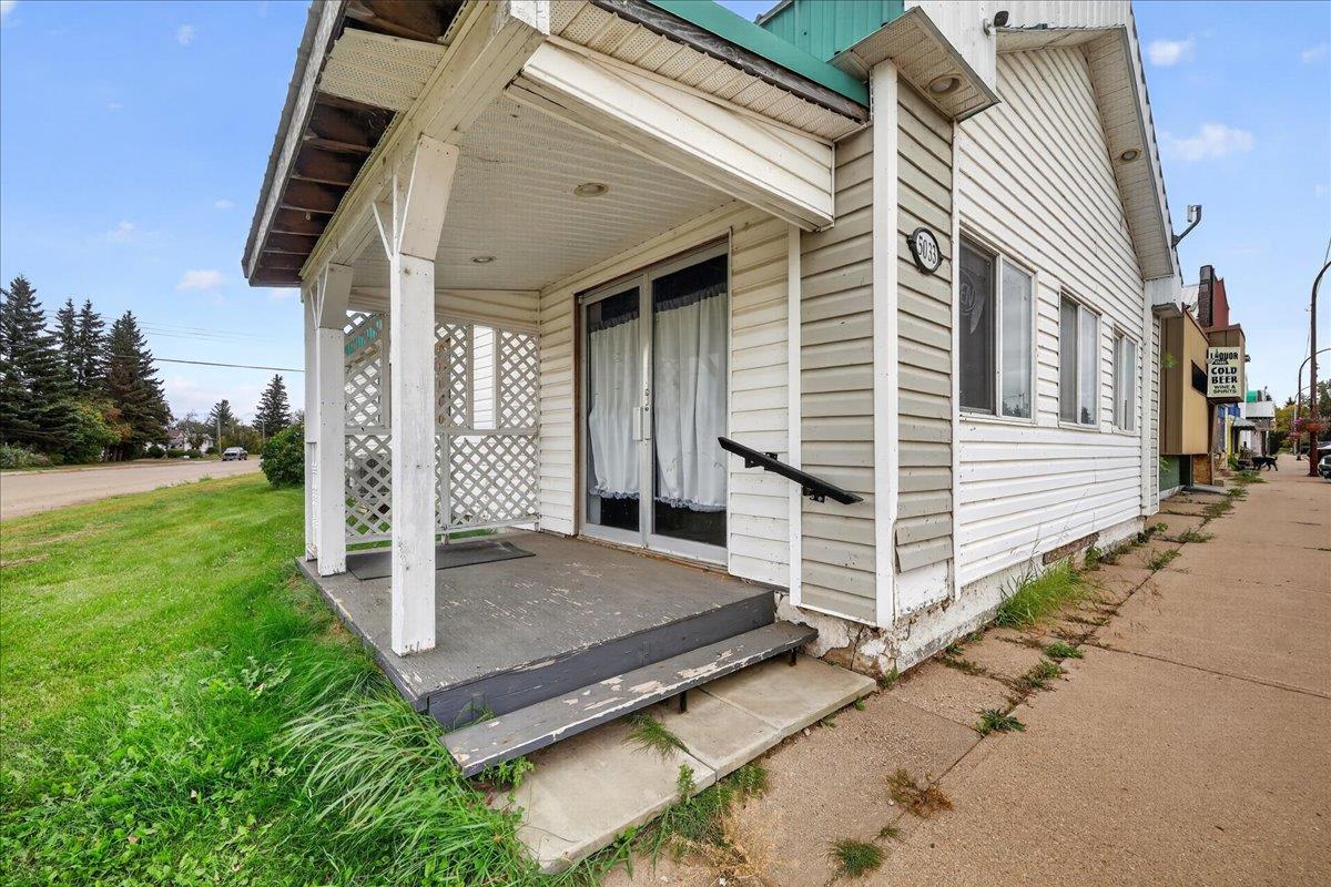 5033 51 Street Property Photo 1