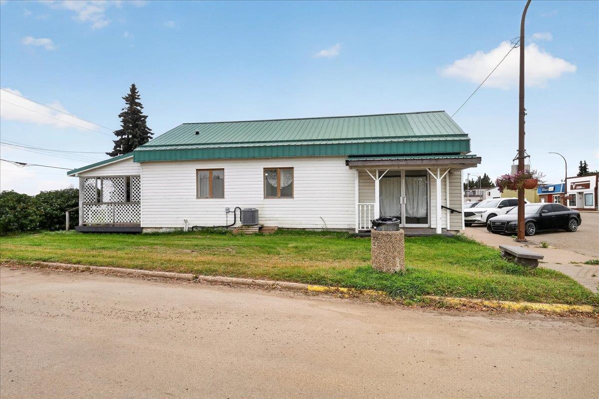 5033 51 Street Property Photo 2