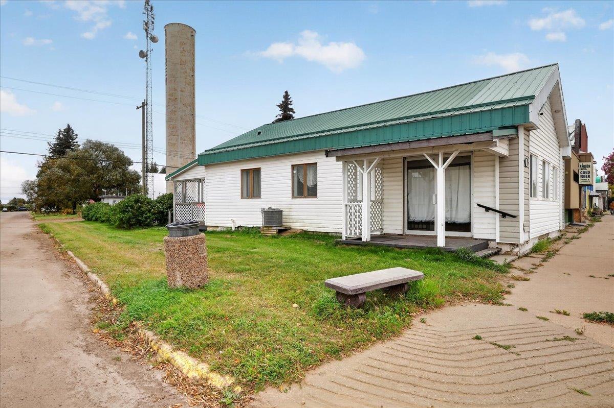 5033 51 Street Property Photo 3
