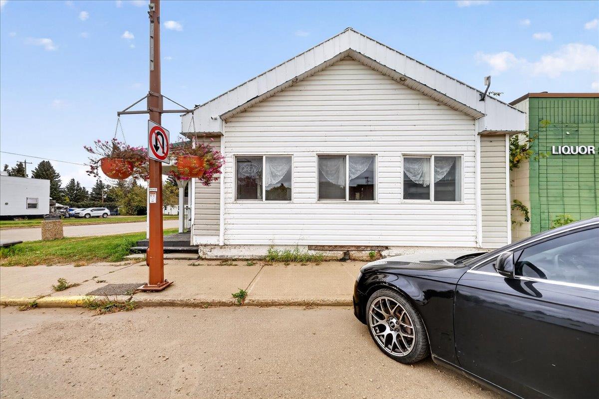 5033 51 Street Property Photo 4