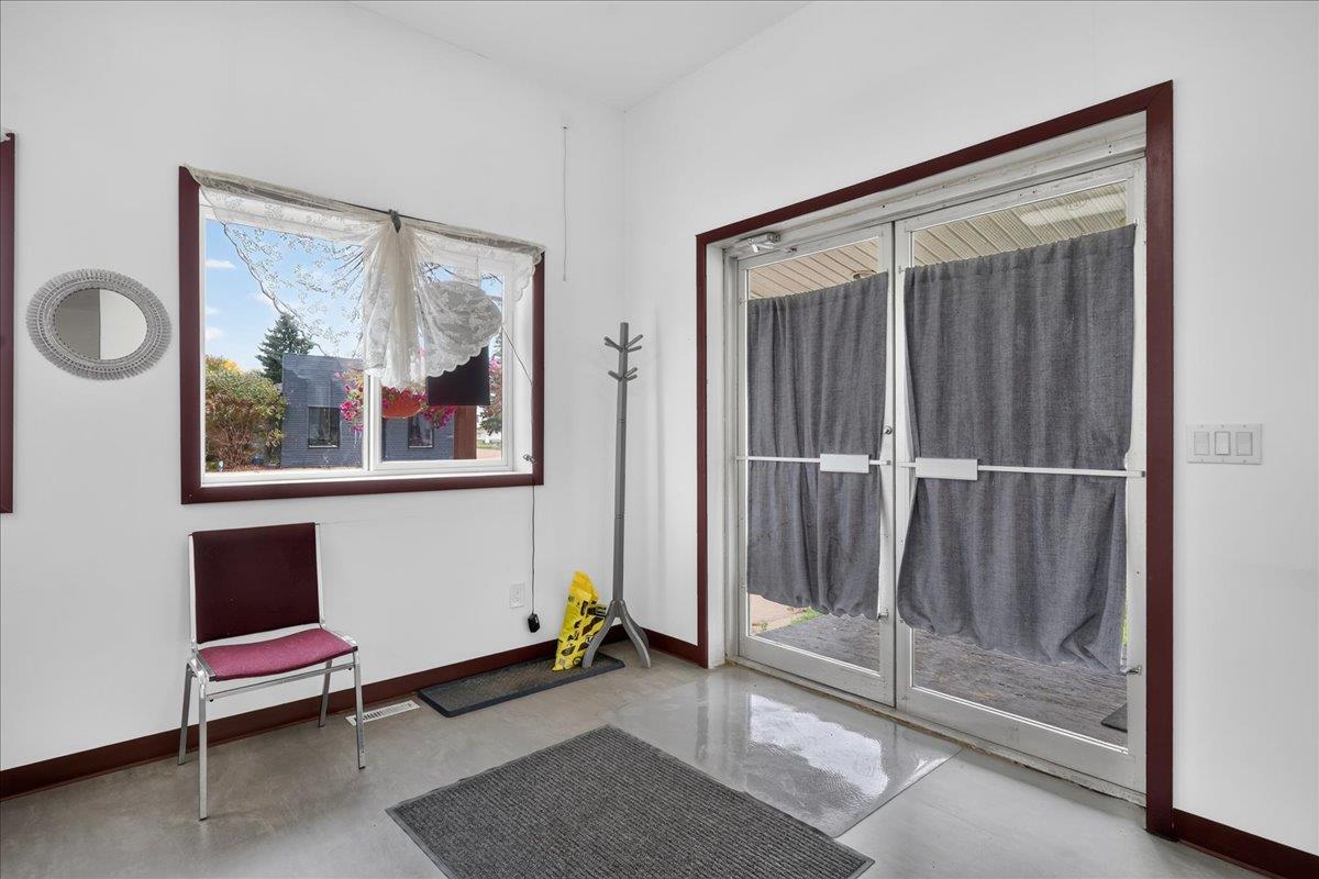 5033 51 Street Property Photo 5