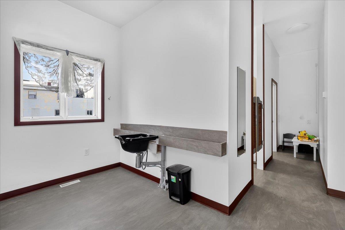 5033 51 Street Property Photo 12