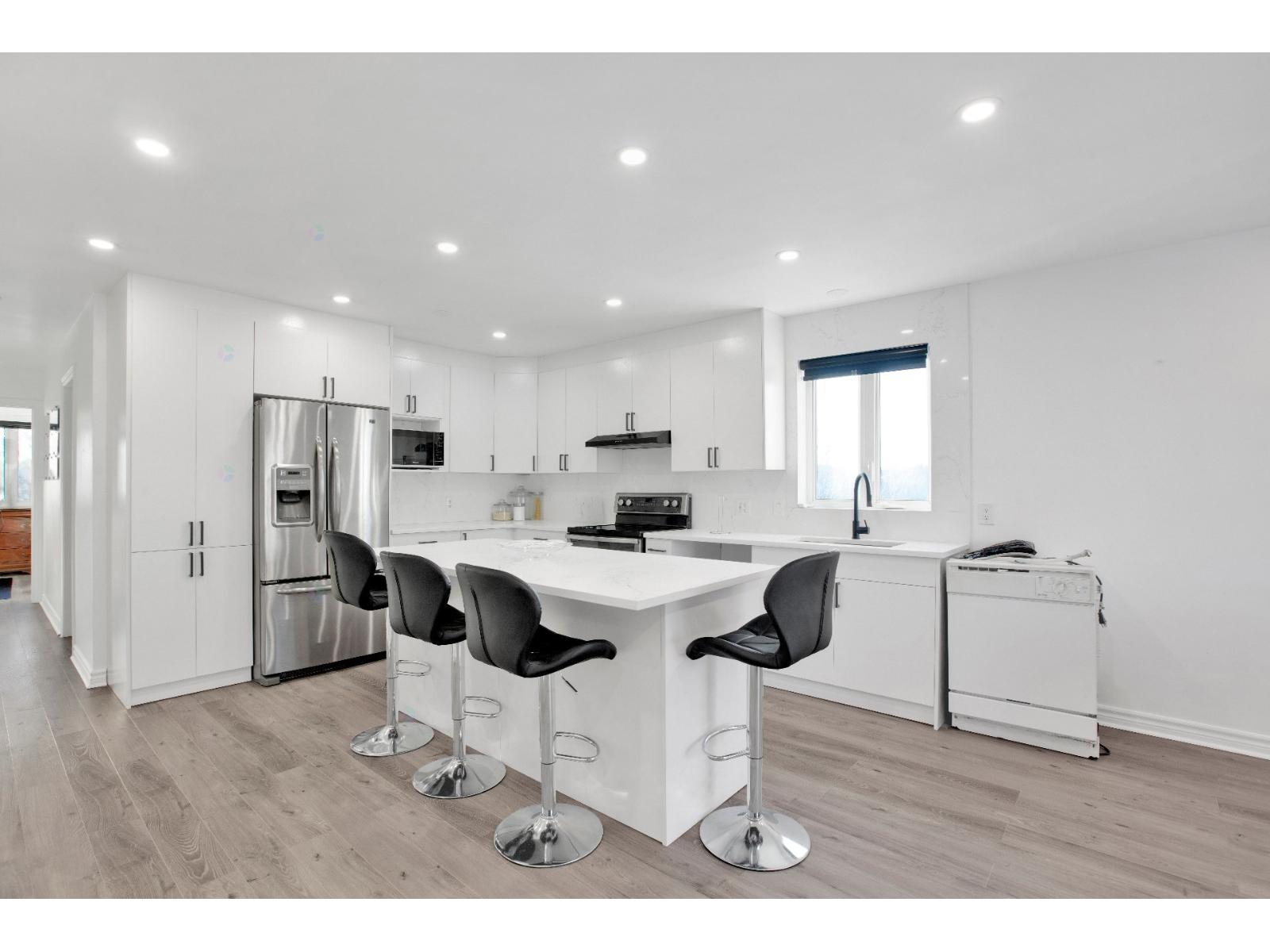 3996 Rue Mance, #201