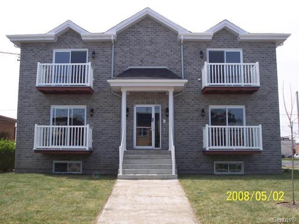 3996 Rue Mance, #201 Property Photo 2